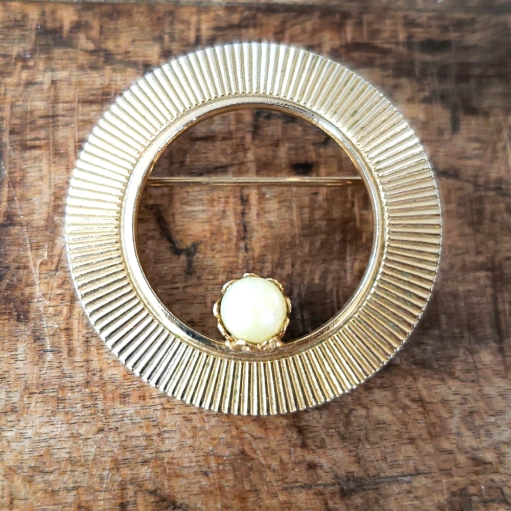 Vintage Gold tone faux pearl brooch
